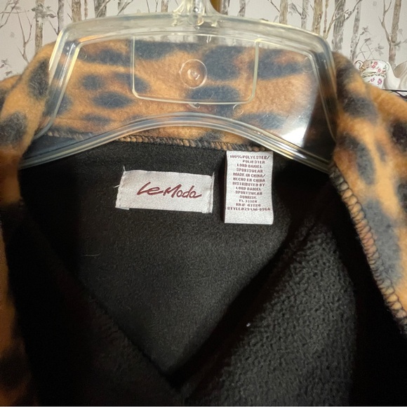 Le Moda VINTAGE Cape Poncho with leopard print scarf attached at neck. One Size - Picture 8 of 9